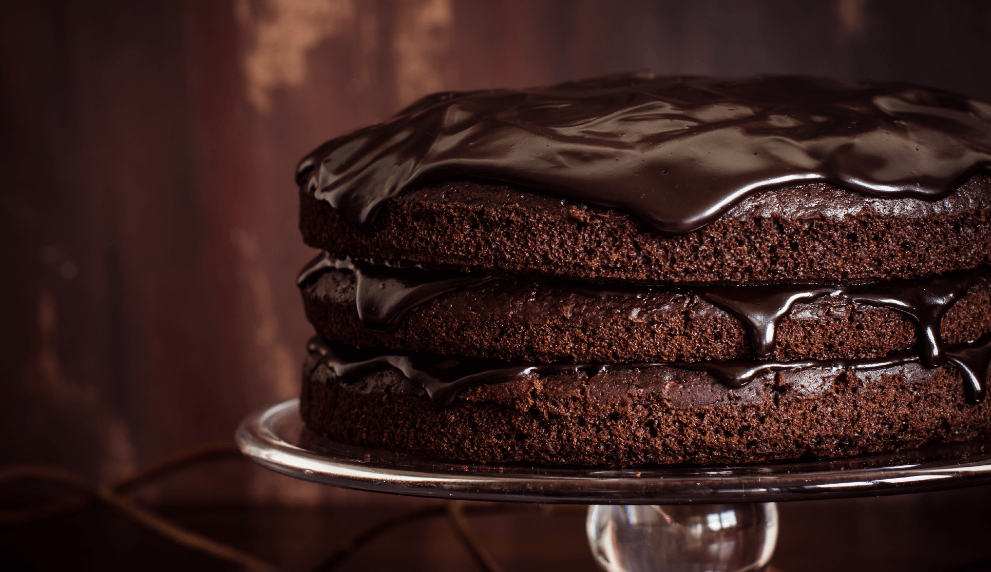 Ну шоколадом. Шоколадный торт. Красивый шоколадный торт. Огромный шоколадный торт. Шоколадный торт Эстетика.